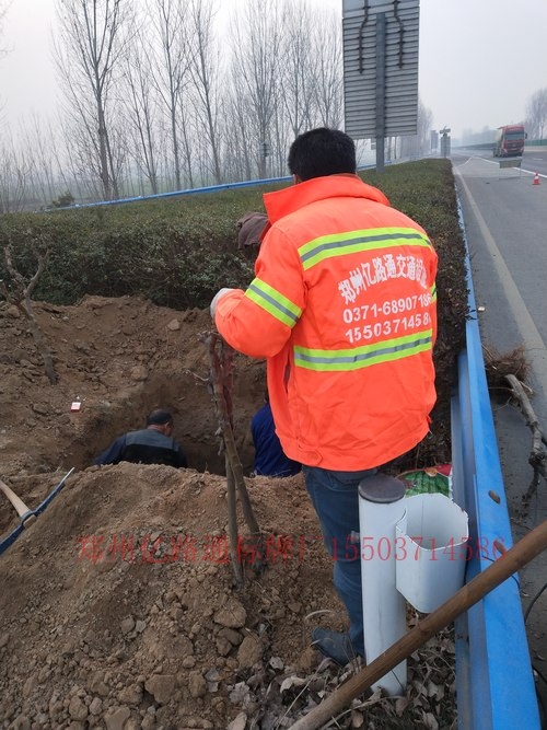 濮阳濮阳高速公路标志牌基础施工案例